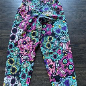 KAST Athletic capris size Medium NWOT skull design